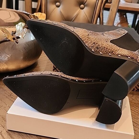 Charles David chelsea snakeskin boots size 7 New only worn one time with box - Picture 9 of 14